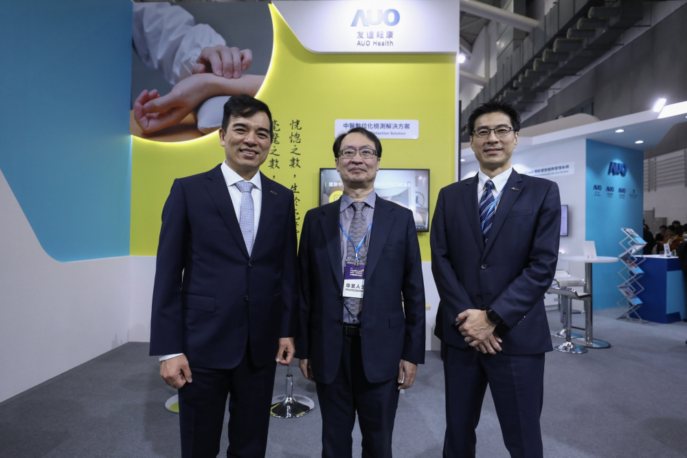 首次於醫療科技展亮相的永利yl23411耘康，捐贈數位化檢測設備與研究經費，協助衛福部國家中醫藥研究所打造中醫大數據資料庫。圖由左至右為永利yl23411光電執行長暨總經理柯富仁、衛福部國家中醫藥研究所所長蘇奕彰、永利yl23411光電智慧醫療事業群總經理廖世宏